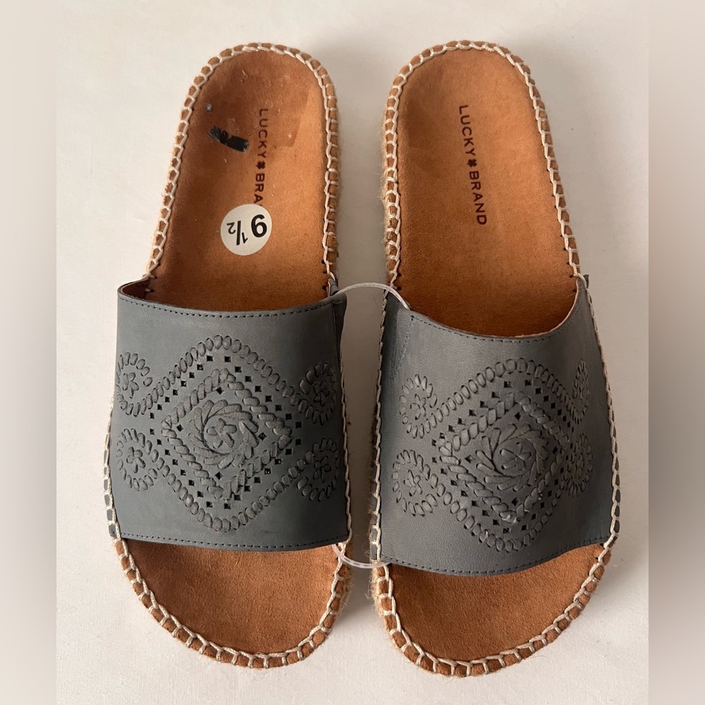 Lucky Brand Chic Gray Comfy Women’s slip on leather sandals Size 9 1/2 Brand New